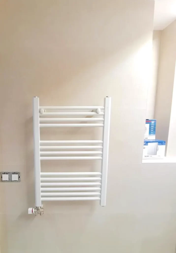 Reformas de cocinas y cuartos de baño - instalacion toallero bano Radiador toallero blanco