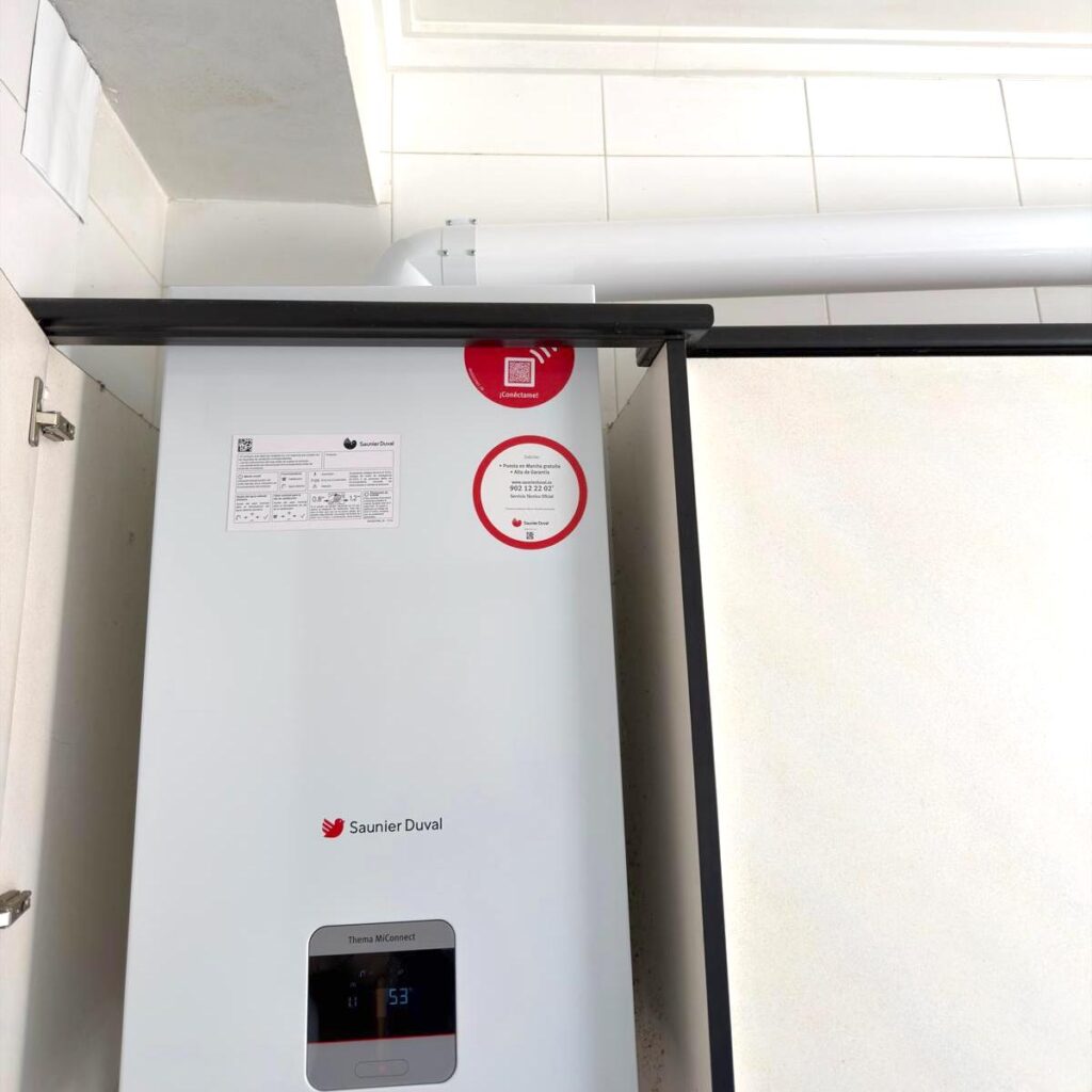 Caldera de gas Saunier Duval Thema MI Connect de 26 kW instalada en un piso de Vitoria
