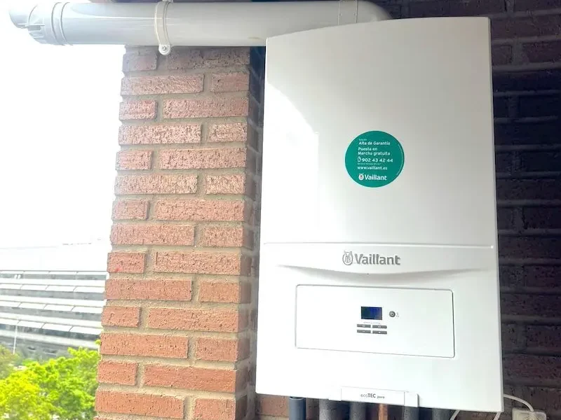 Caldera de gas Vaillant ecoTEC pure instalada en terraza de un piso de Vitoria-Gasteiz por Santamarta Instalaciones